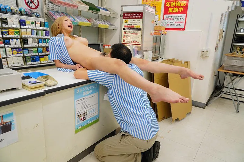 Anh cấp trên tống tình cô gái nhỏ ngổ ngáo của chủ cửa hàng tiện lợi