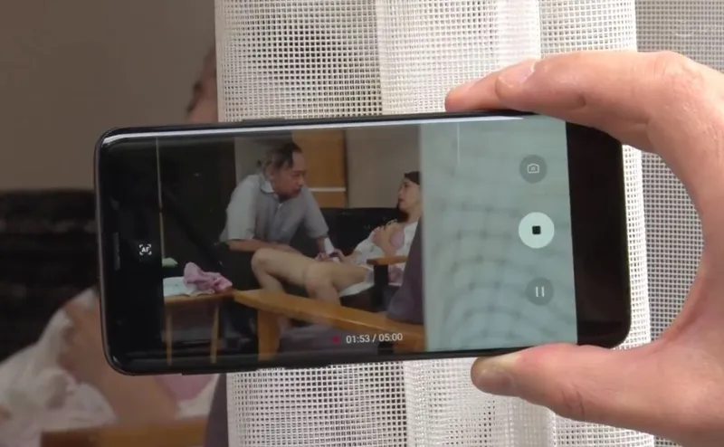 Vợ sắp cưới của con trai gian díu với bố anh xã bị gã cấp trên khu phố phát hiện