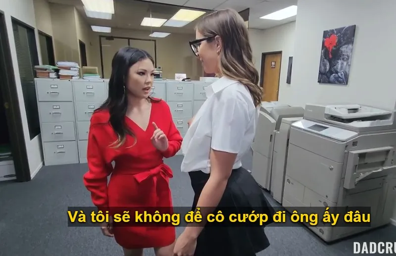 Bố dượng trúng độc đắc phang cùng lúc cô bé và em trợ lý riêng